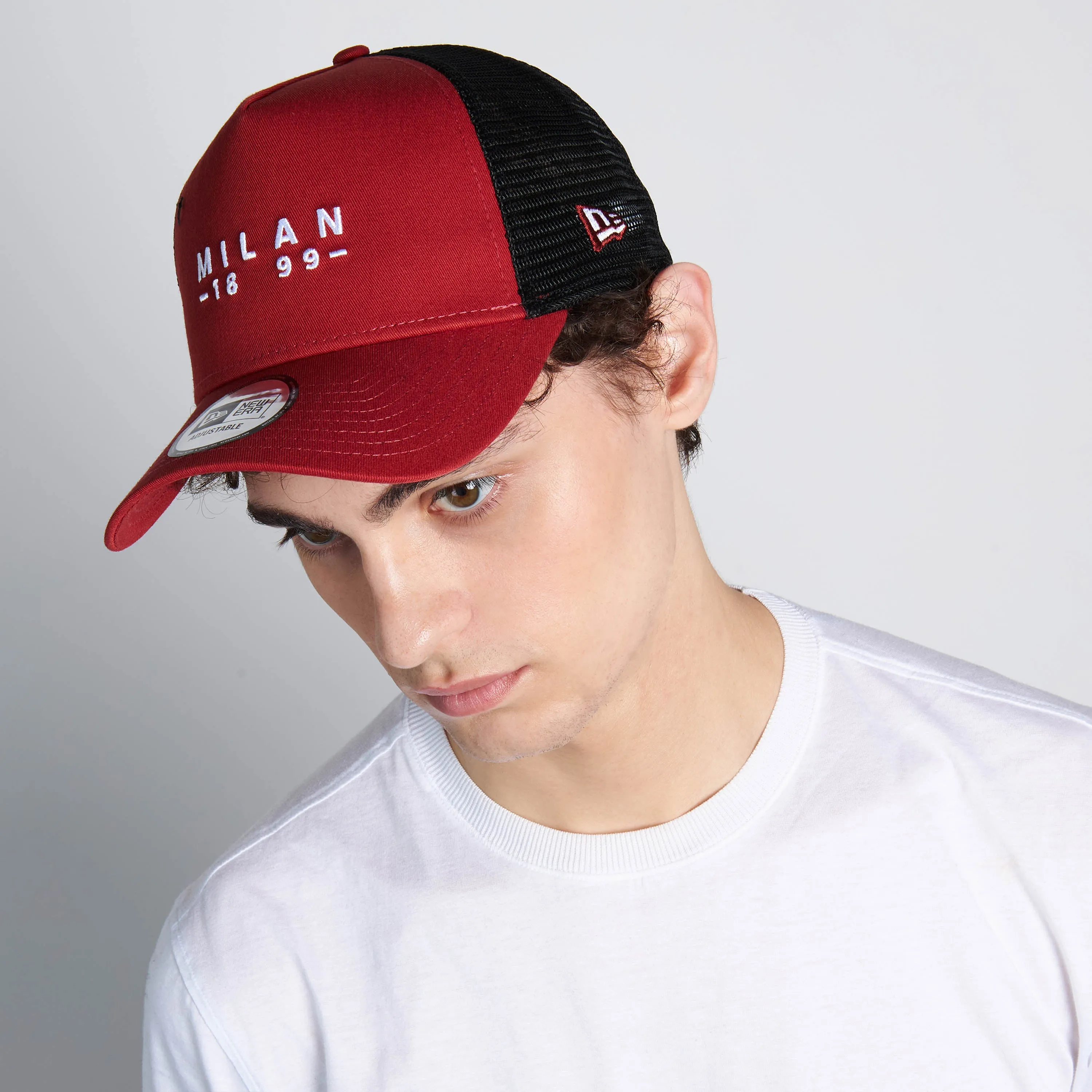 CAPPELLINO TRUCKER NEW ERA X AC MILAN CON SCRITTA